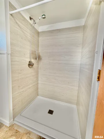 $229,900 | 315 Hosselton Street Southwest, Clay City, IL 62824