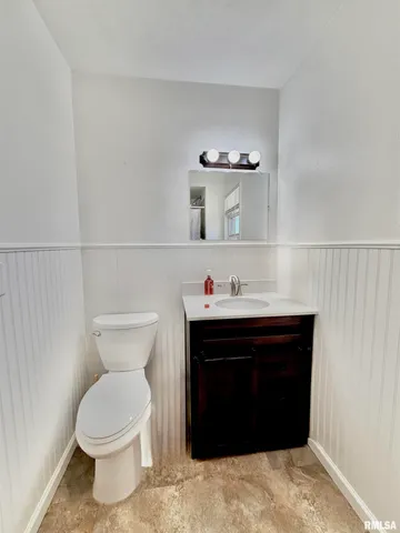 $229,900 | 315 Hosselton Street Southwest, Clay City, IL 62824