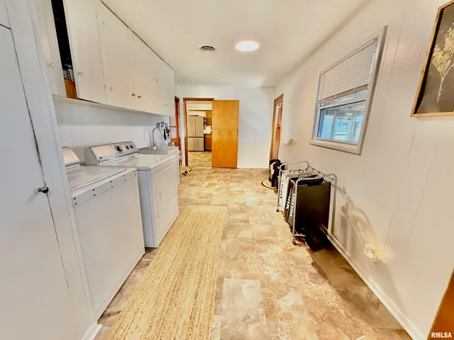 $229,900 | 315 Hosselton Street Southwest, Clay City, IL 62824