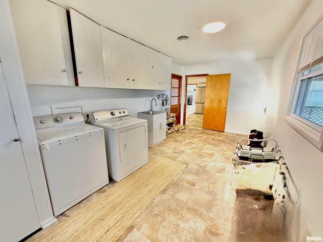 $229,900 | 315 Hosselton Street Southwest, Clay City, IL 62824