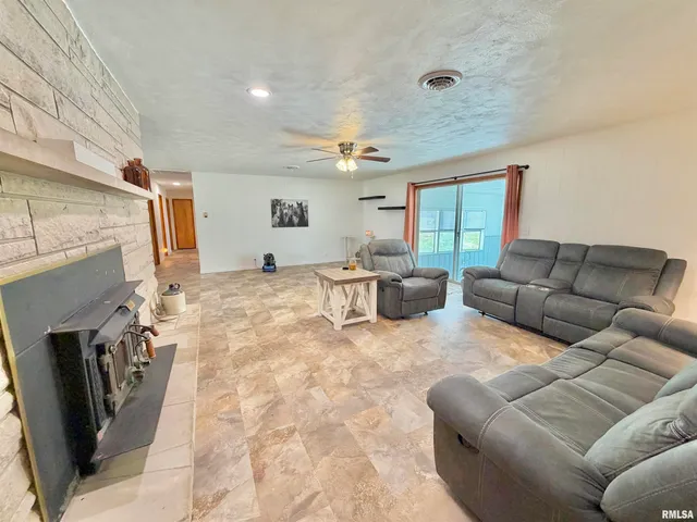 $229,900 | 315 Hosselton Street Southwest, Clay City, IL 62824