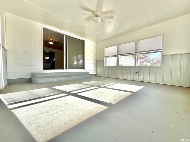 $229,900 | 315 Hosselton Street Southwest, Clay City, IL 62824