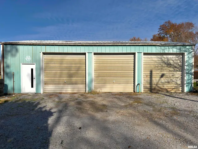 $229,900 | 315 Hosselton Street Southwest, Clay City, IL 62824