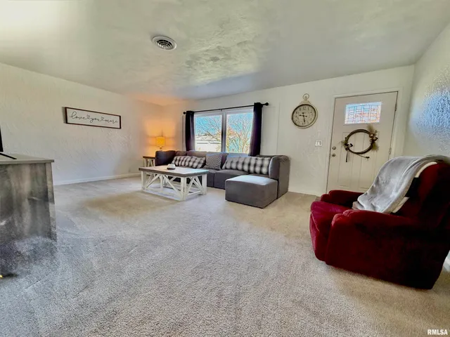 $229,900 | 315 Hosselton Street Southwest, Clay City, IL 62824