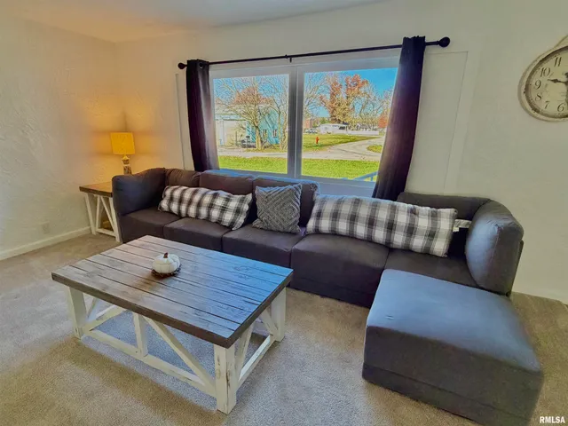 $229,900 | 315 Hosselton Street Southwest, Clay City, IL 62824