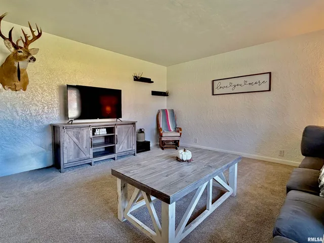 $229,900 | 315 Hosselton Street Southwest, Clay City, IL 62824