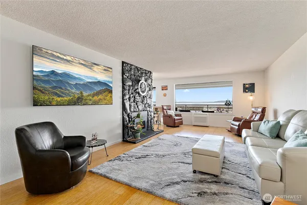 $685,000 | 22222 Dock Avenue South, Unit 2B, Des Moines, WA 98198