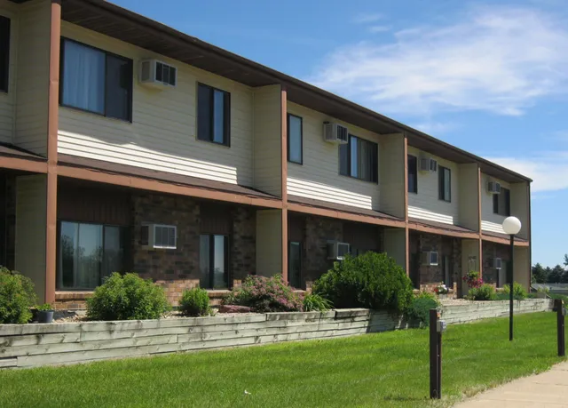 $685 | 602 East Warren Street, Unit 15, Luverne, MN 56156