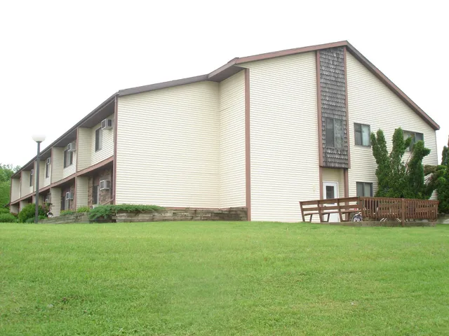 $685 | 602 East Warren Street, Unit 15, Luverne, MN 56156