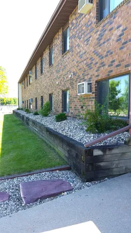 $685 | 602 East Warren Street, Unit 15, Luverne, MN 56156