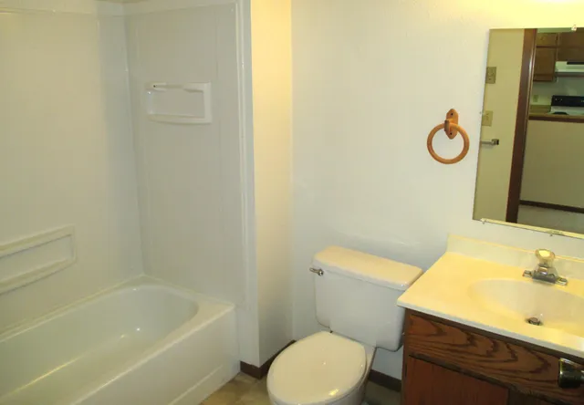 $685 | 602 East Warren Street, Unit 15, Luverne, MN 56156