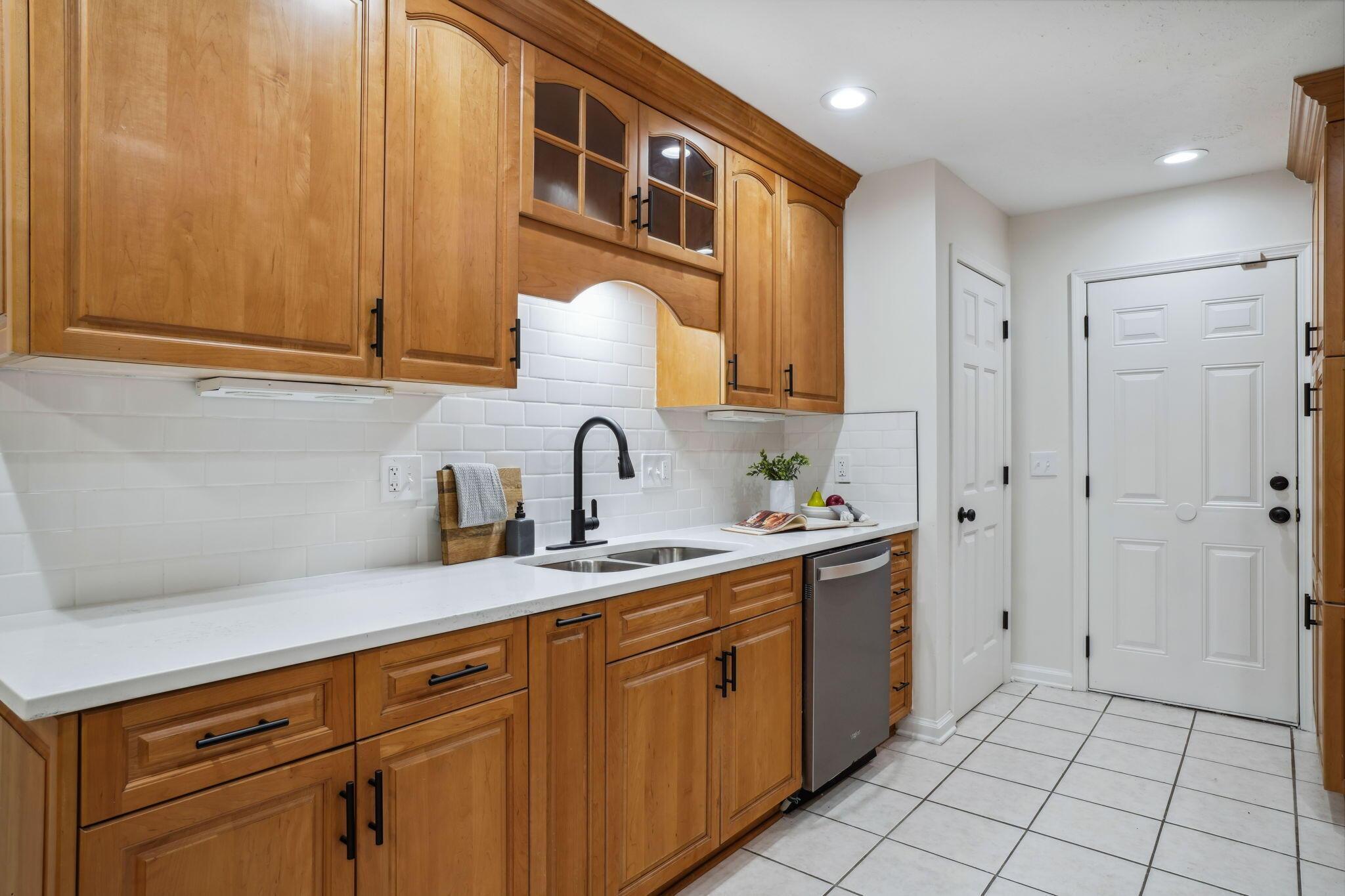 422 Fenway Road, Unit B Columbus, OH 43214 - Photo 20 of 49 16-web-or-mls-422-fenway-rd