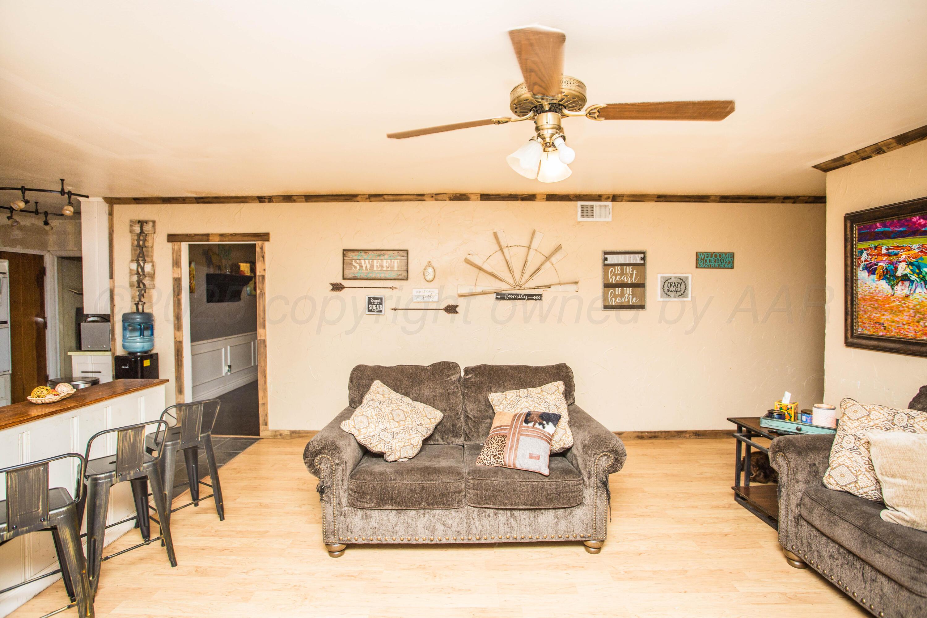 50 Fannin Drive Tulia, TX 79088 - Photo 13 of 40 a living room with furniture