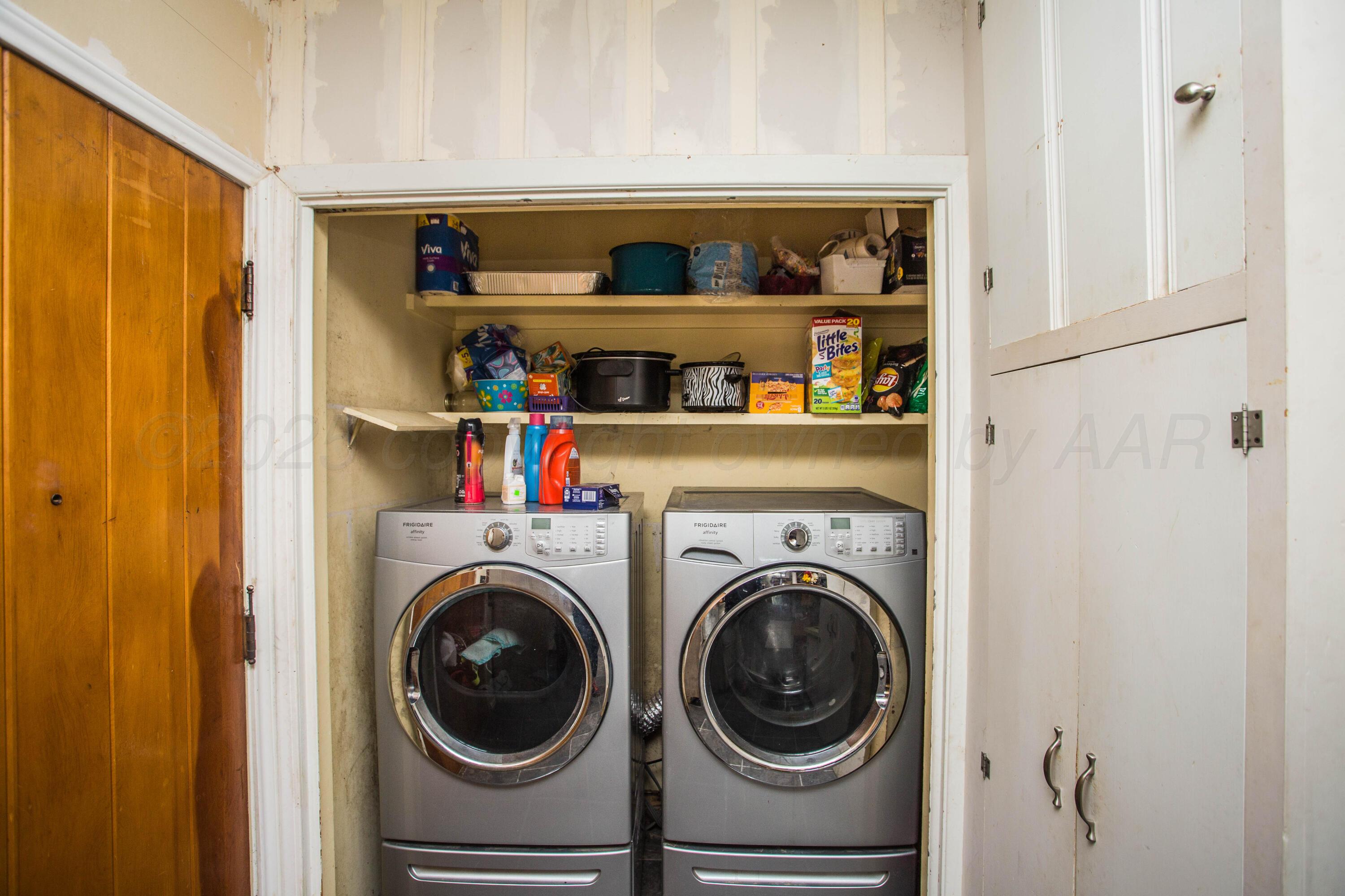 50 Fannin Drive Tulia, TX 79088 - Photo 20 of 40 a utility room with dryer and washer