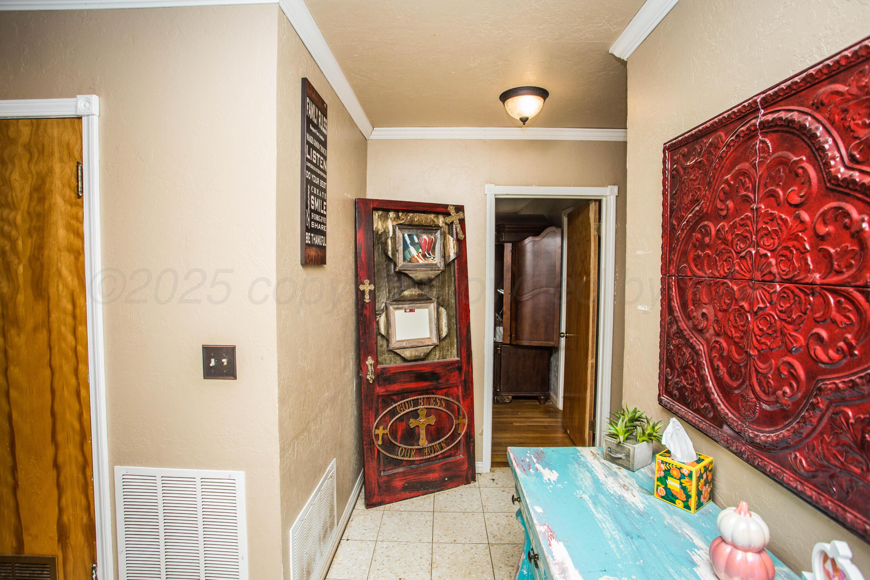 50 Fannin Drive Tulia, TX 79088 - Photo 25 of 40 a view of an entryway door