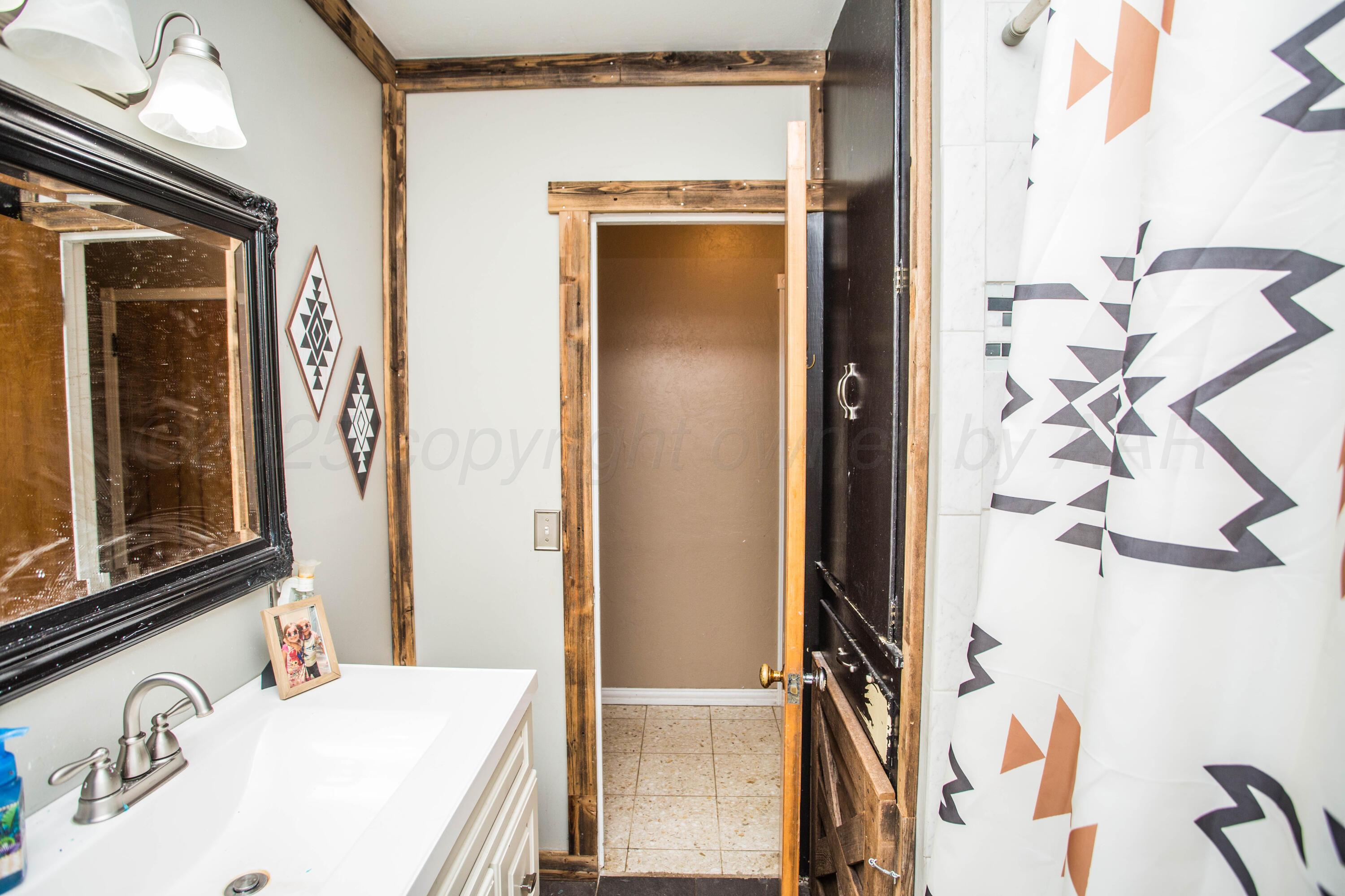 50 Fannin Drive Tulia, TX 79088 - Photo 28 of 40 a bathroom with a bathtub and a sink