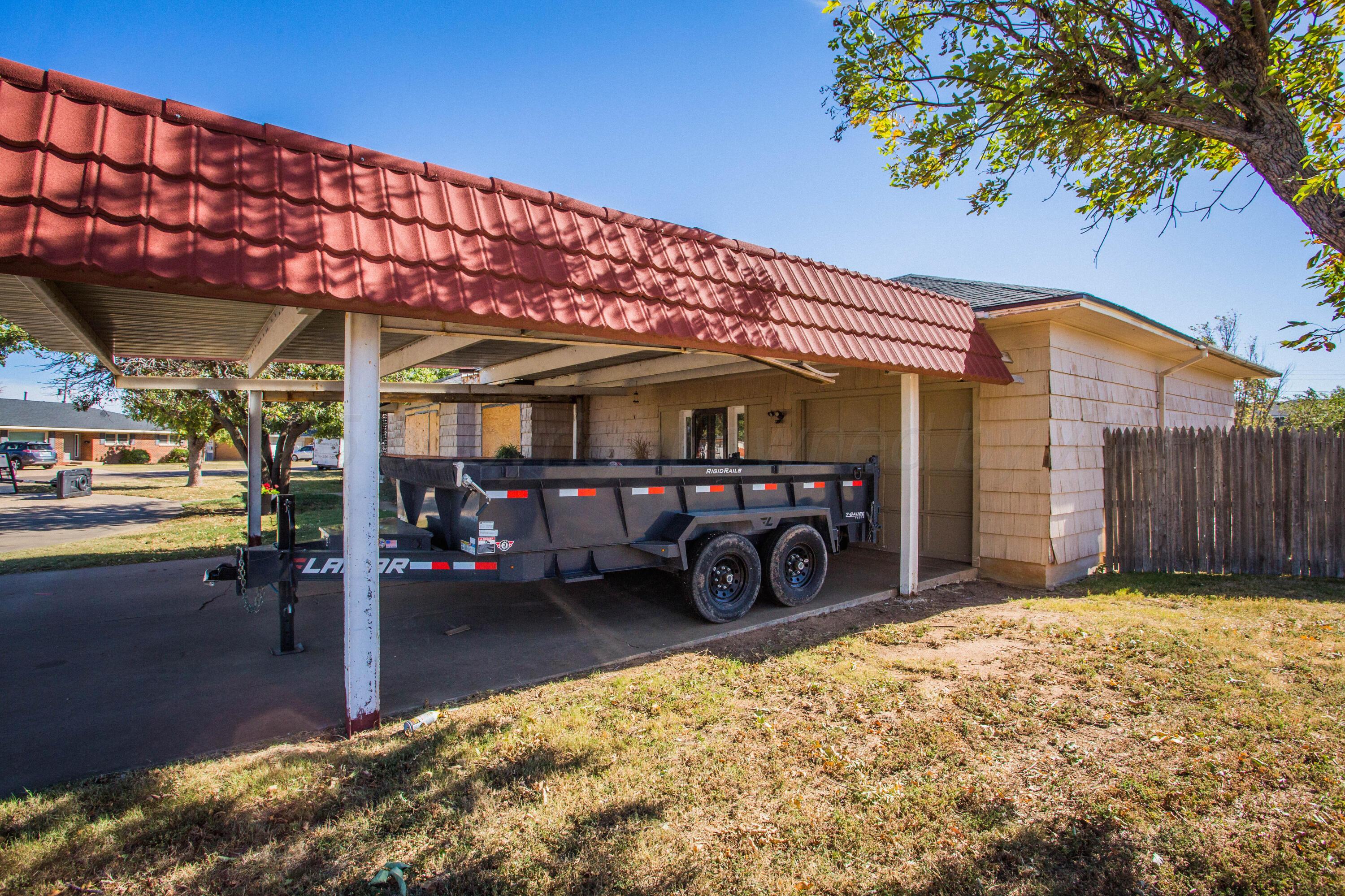 50 Fannin Drive Tulia, TX 79088 - Photo 3 of 40 a view of a car garage