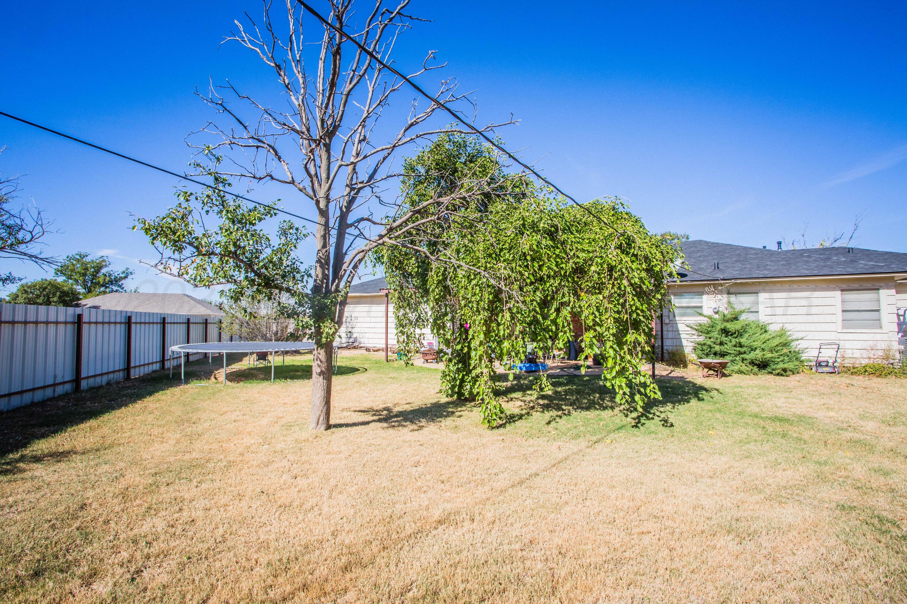 50 Fannin Drive Tulia, TX 79088 - Photo 8 of 40 front view of a house with a yard