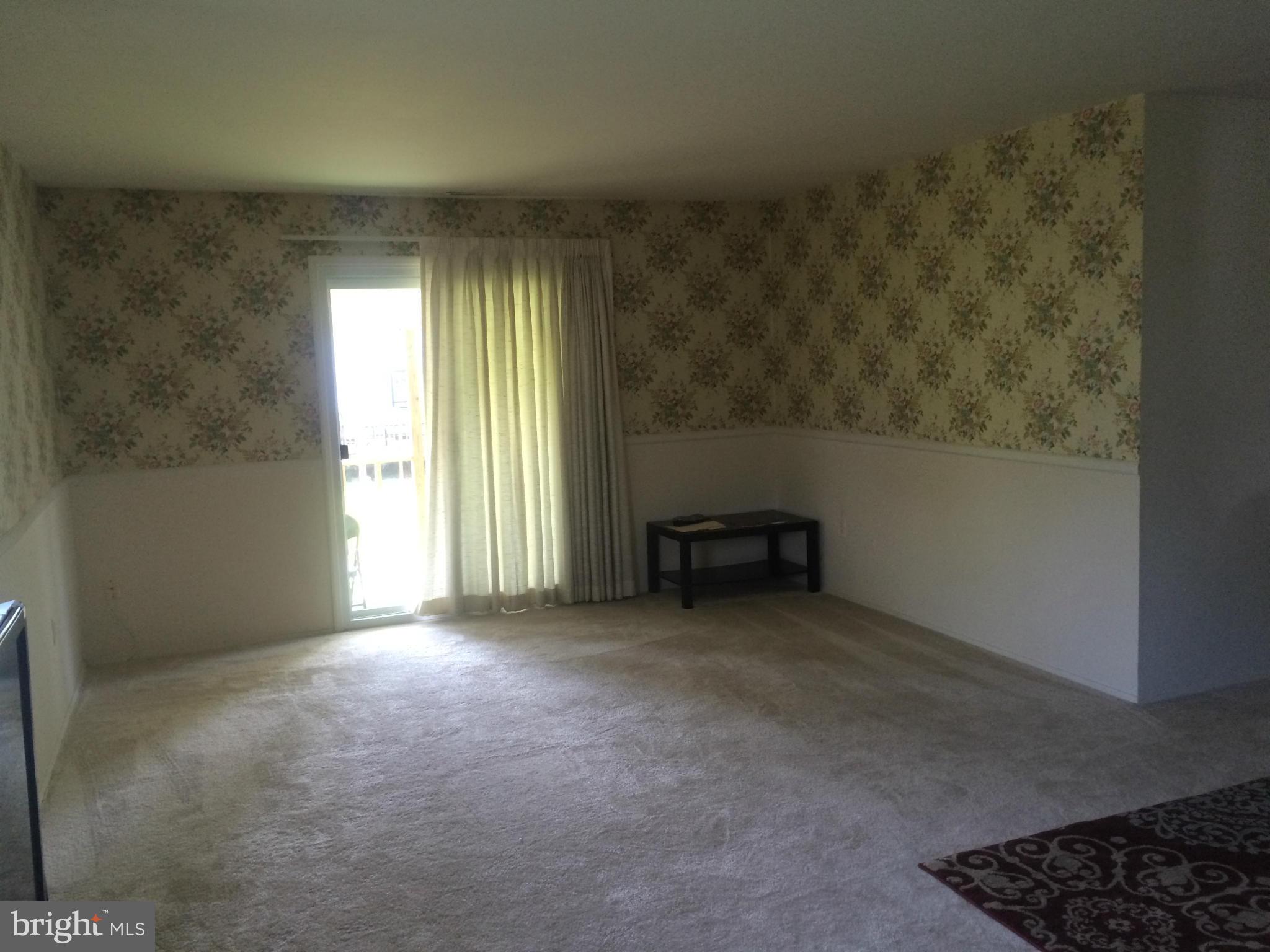 2024 Rolling Rd. Baltimore, MD 21244 - Photo 7 of 30 Living Room