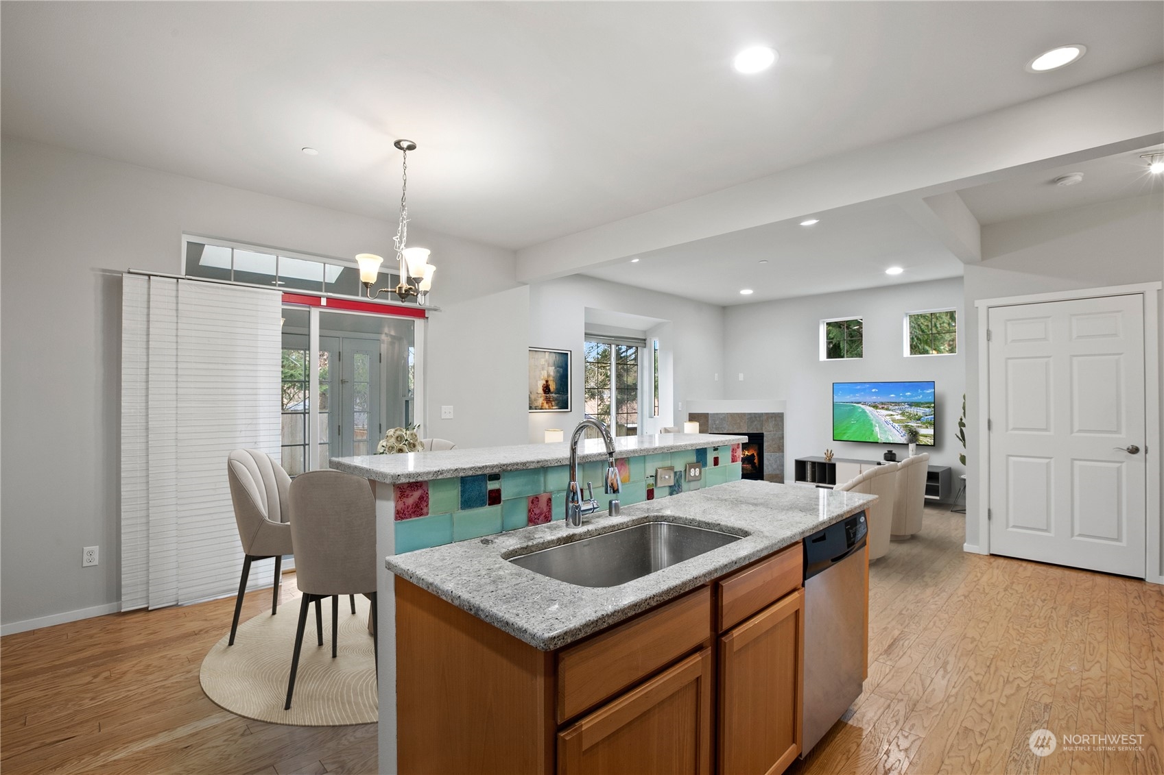 20734 76th Avenue West, Unit D Edmonds, WA 98026 - Photo 13 of 32 a kitchen that has a table and chairs in it