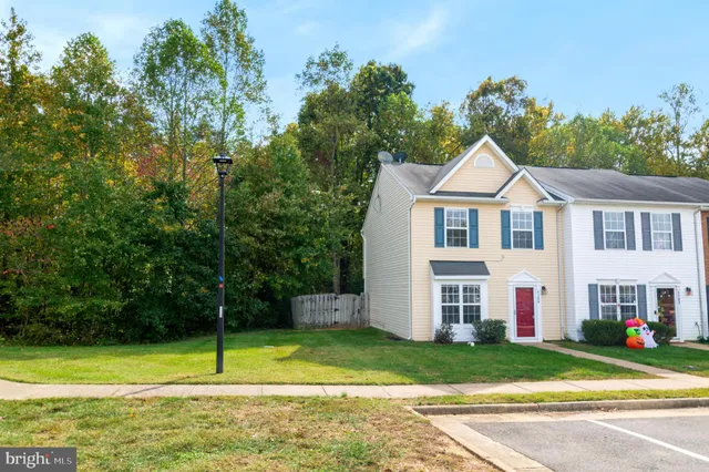 a view of a house with a yard and plants