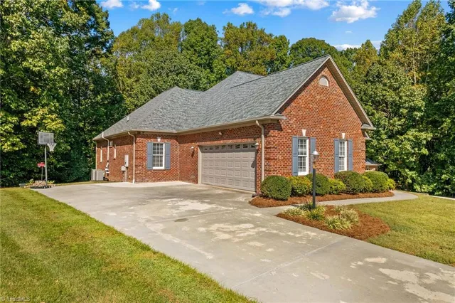 $775,000 | 100 Burkeview Court, Lexington, NC 27295