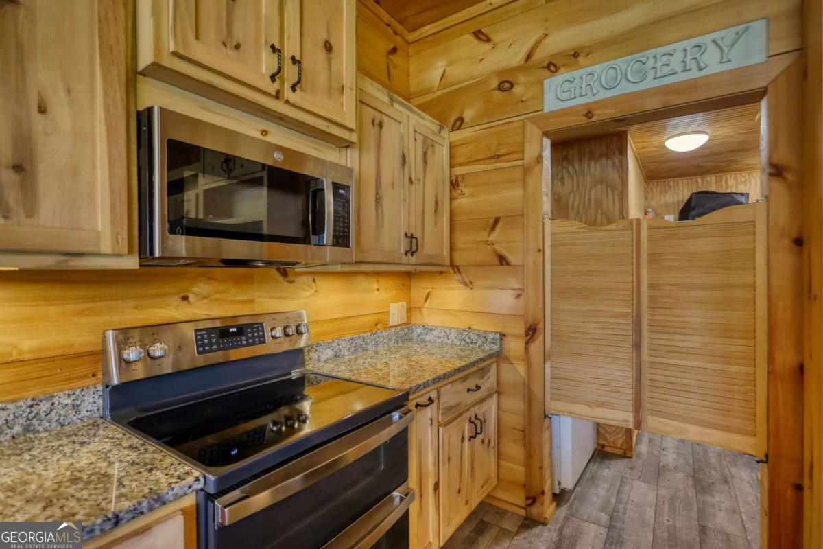 947 Bellhouse Road Macon, GA 31217 - Photo 12 of 100 a kitchen with a stove and a microwave