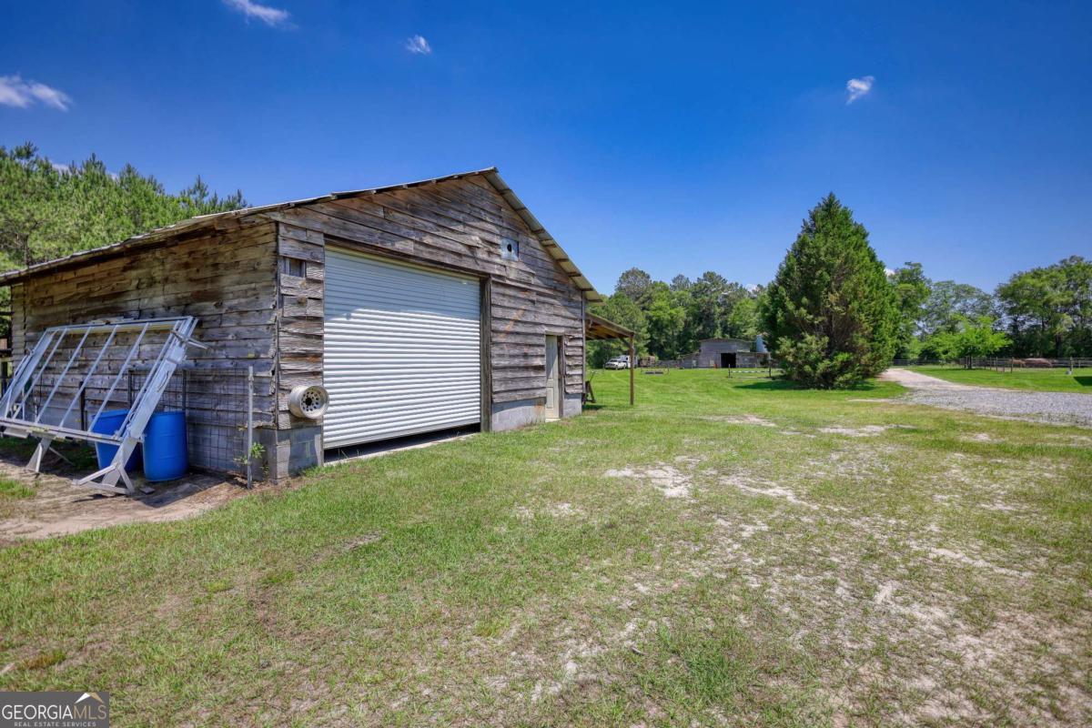 947 Bellhouse Road Macon, GA 31217 - Photo 65 of 100 a backyard of a house with lots of green space