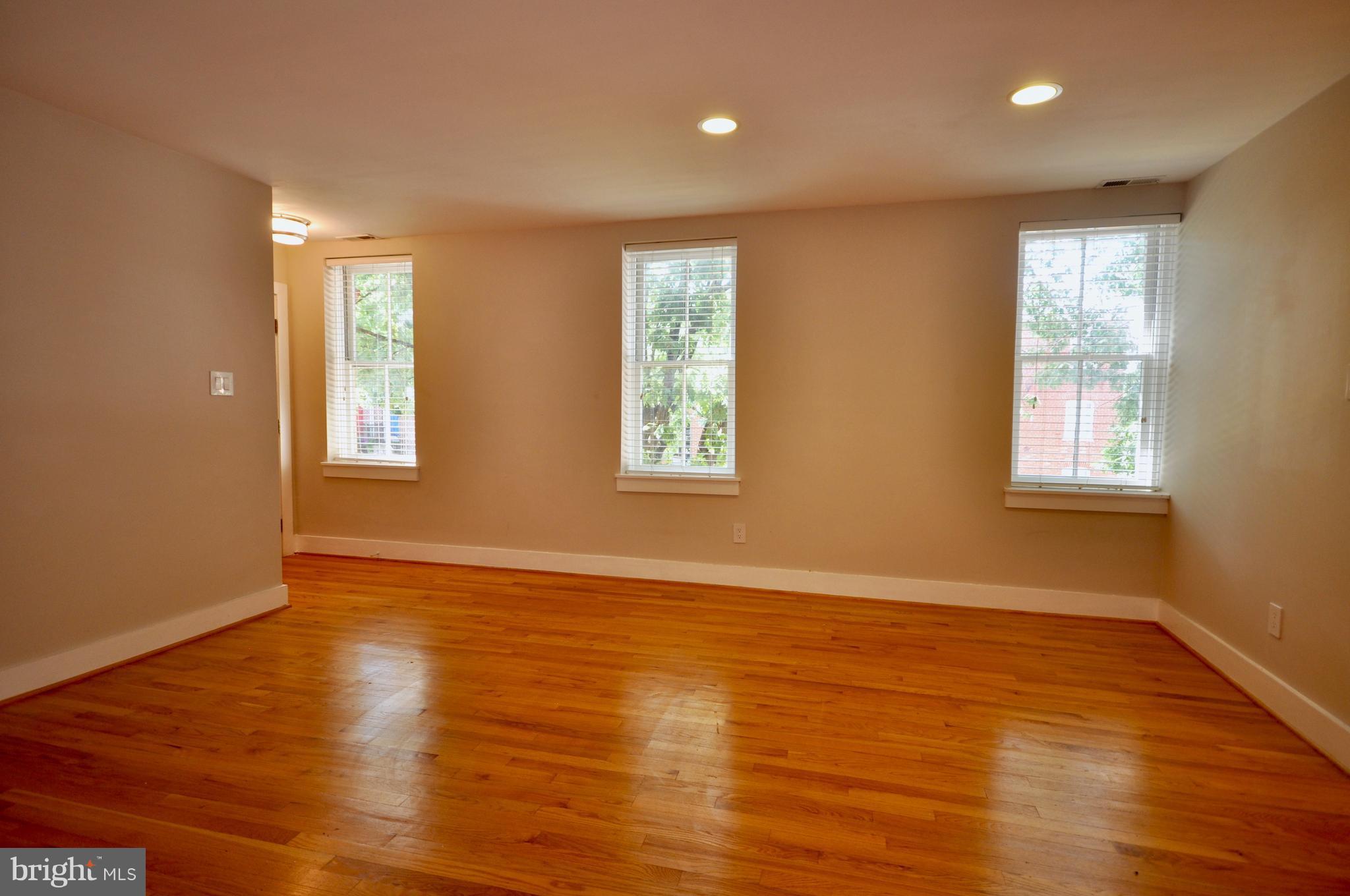 32 West Montgomery Street, Unit R8 Baltimore, MD 21230 - Photo 3 of 25 Spacious Living-Dining Area with Southern Exposure