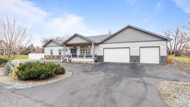 $715,000 | 7905 Bachelorview Drive, Yakima, WA 98903