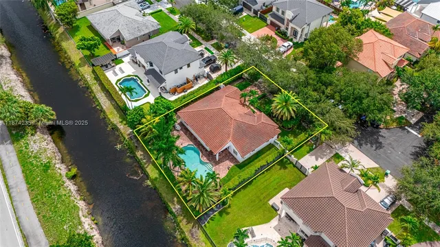 $999,999 | 7841 Northwest 169th Terrace, Miami Lakes, FL 33016