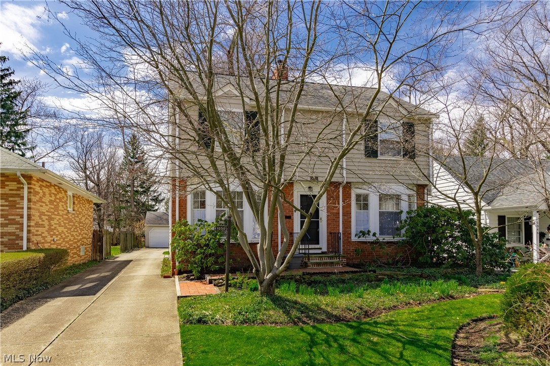 View of front of property featuring a front lawn