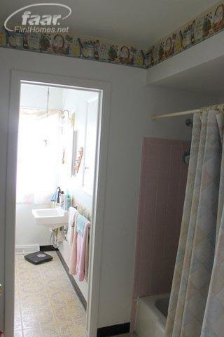 2384 Howe Road Burton, MI 48519 - Photo 9 of 29 20346670-8.JPG