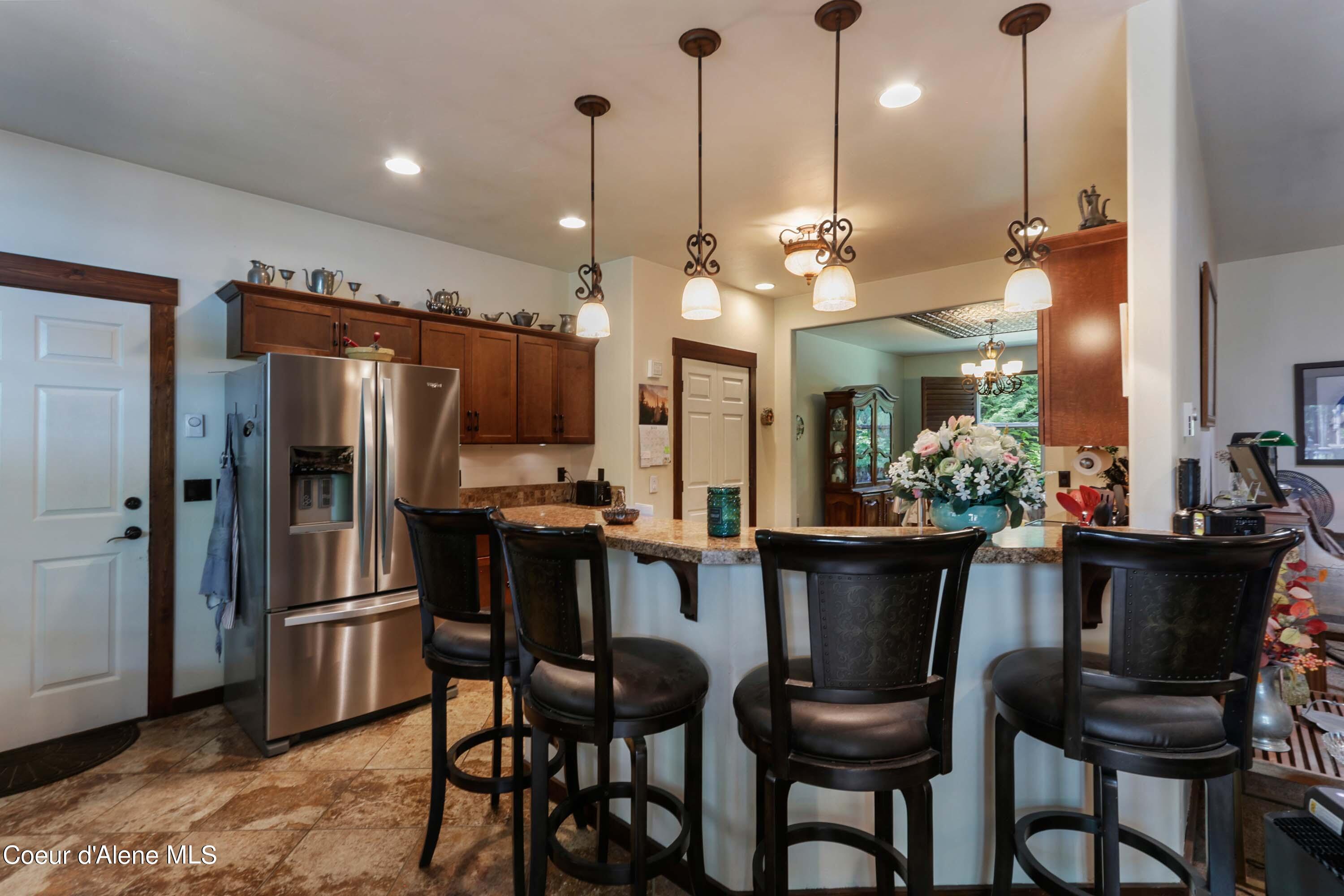 518 High Road Sandpoint, ID 83864 - Photo 14 of 57 Breakfast bar