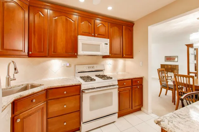 $215,000 | 2100 Valencia Drive, Unit 203B, Northbrook, IL 60062