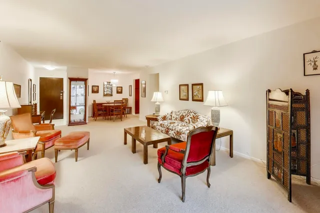 $215,000 | 2100 Valencia Drive, Unit 203B, Northbrook, IL 60062