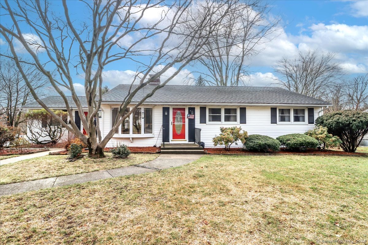 Location!! Walk to Trumbull Center.