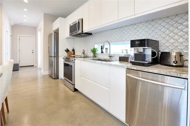 $2,995 | 2054 Roselawn Street, Sarasota, FL 34231