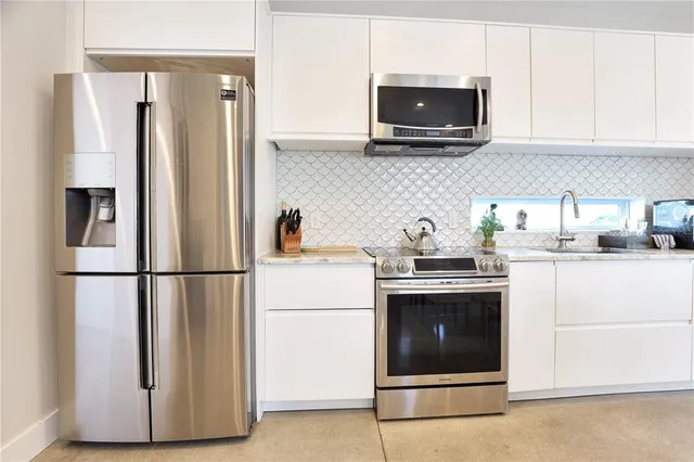 $2,995 | 2054 Roselawn Street, Sarasota, FL 34231