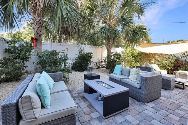 $2,995 | 2054 Roselawn Street, Sarasota, FL 34231