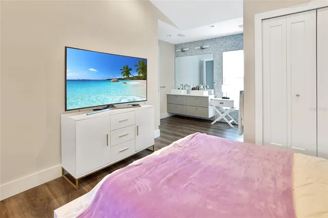 $2,995 | 2054 Roselawn Street, Sarasota, FL 34231