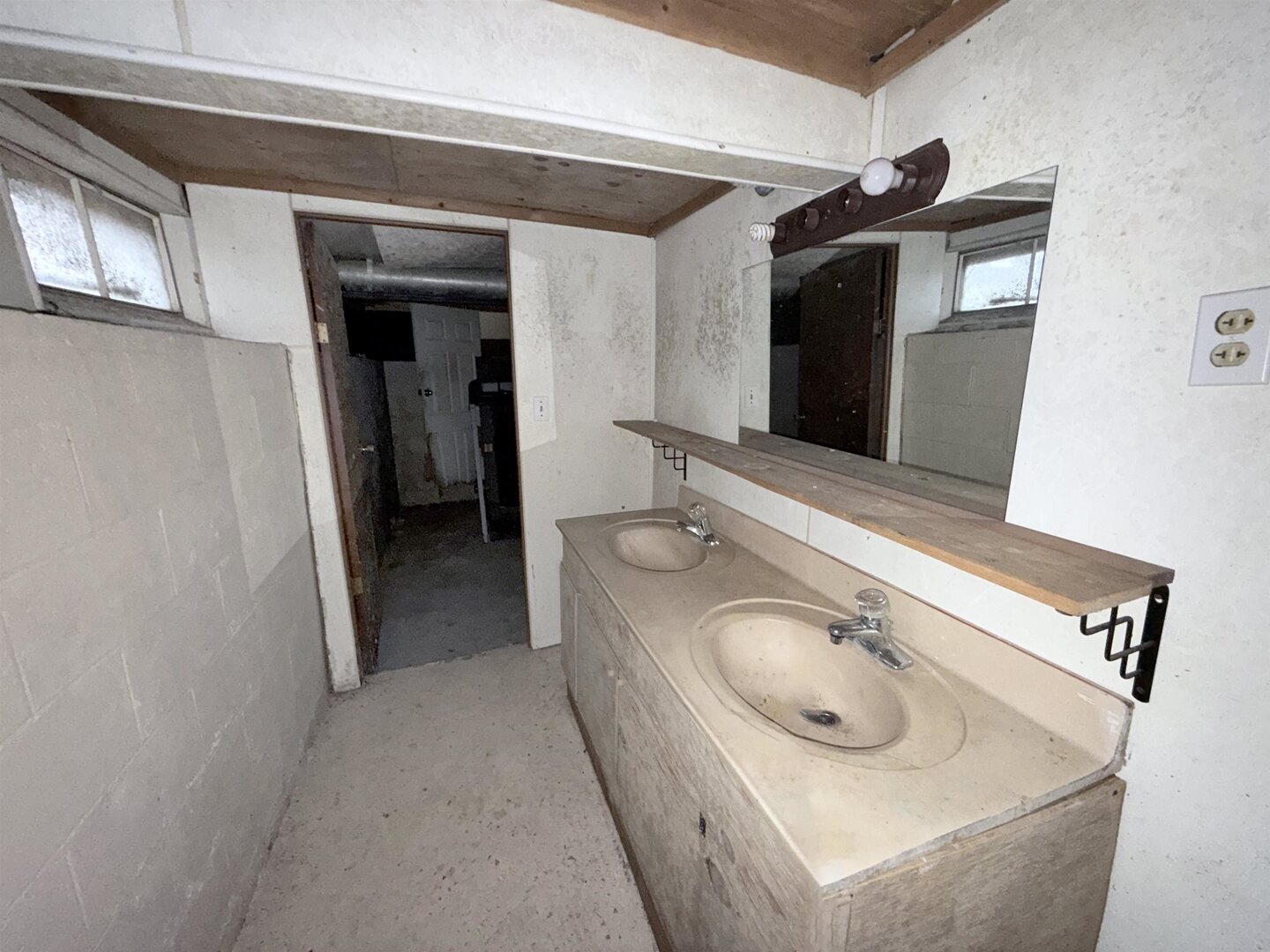 220 South 14th Street Murphysboro, IL 62966 - Photo 9 of 11 a bathroom with a sink and mirror