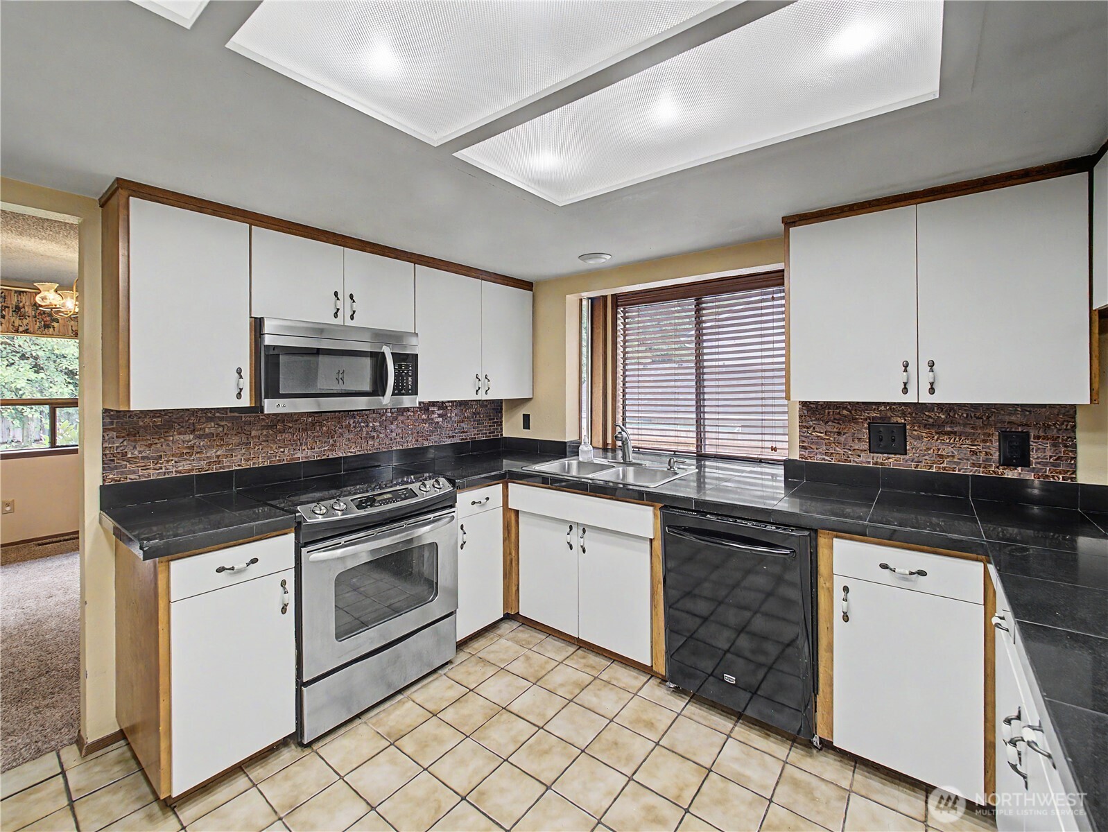 21327 Southeast 252nd Place Maple Valley, WA 98038 - Photo 11 of 27