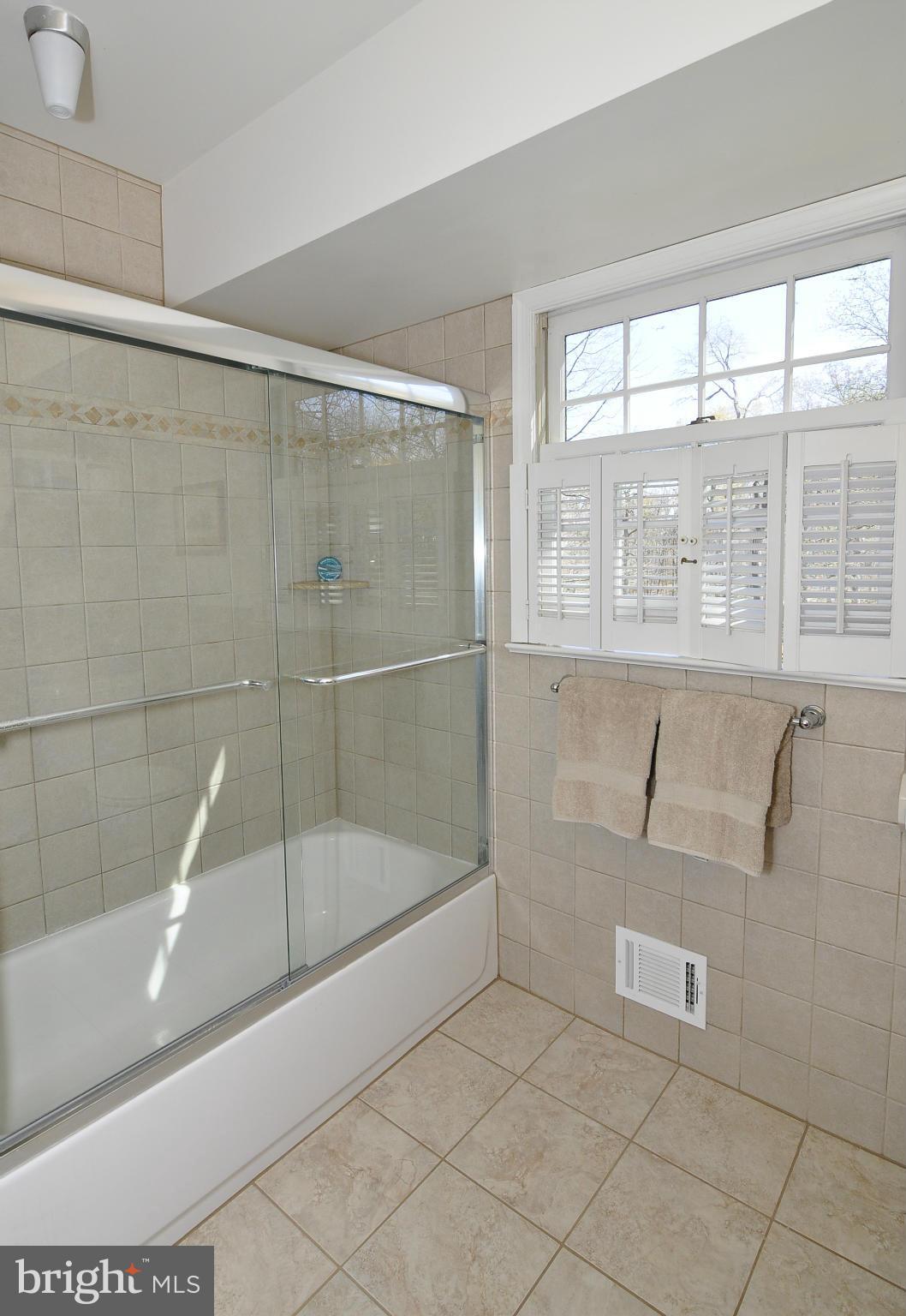 43271 Spinks Ferry Road Leesburg, VA 20176 - Photo 16 of 30 Hall Bath w/ceramic tile tub/shower