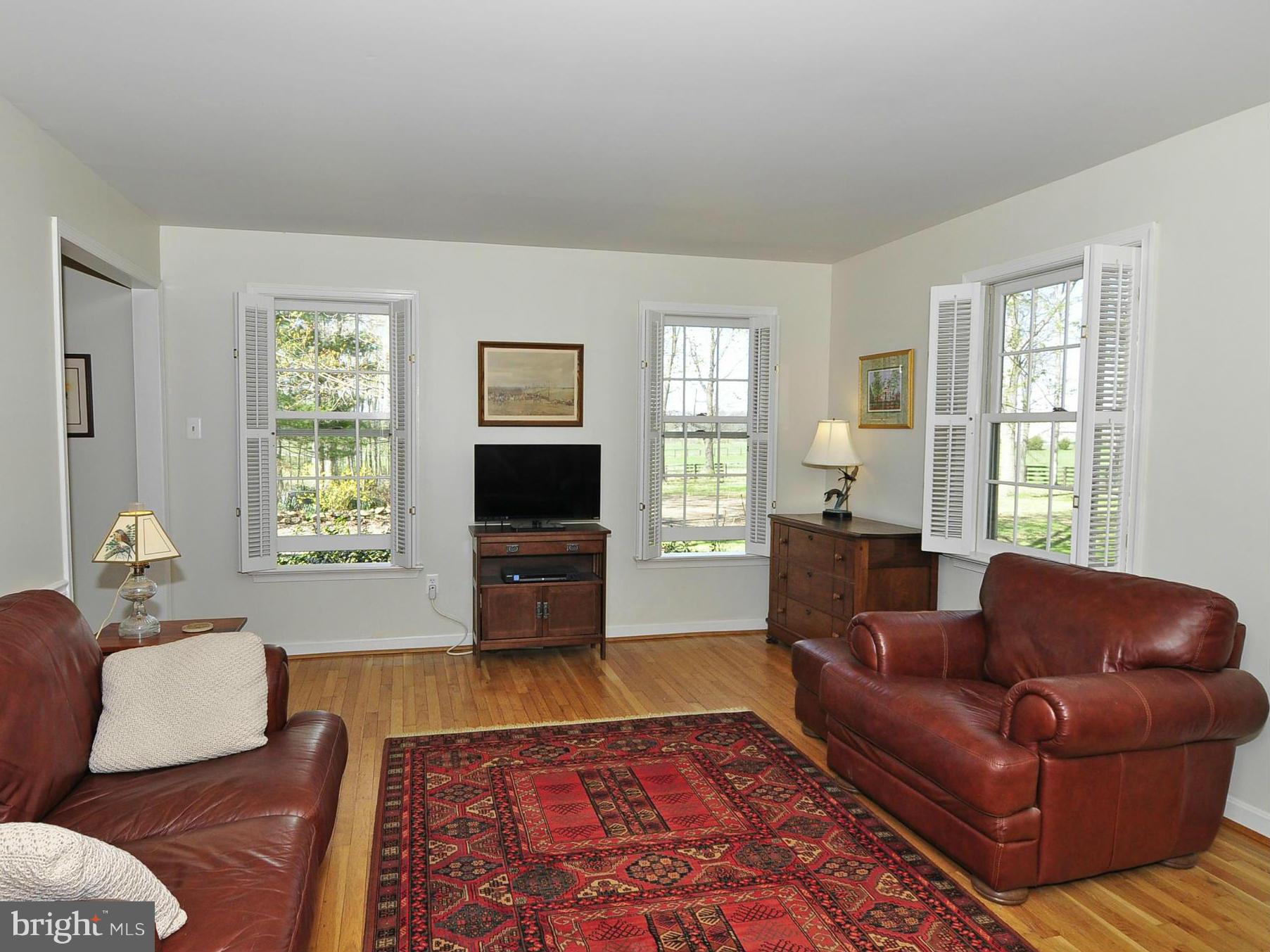 43271 Spinks Ferry Road Leesburg, VA 20176 - Photo 3 of 30 Spacious living room w/hardwood floors