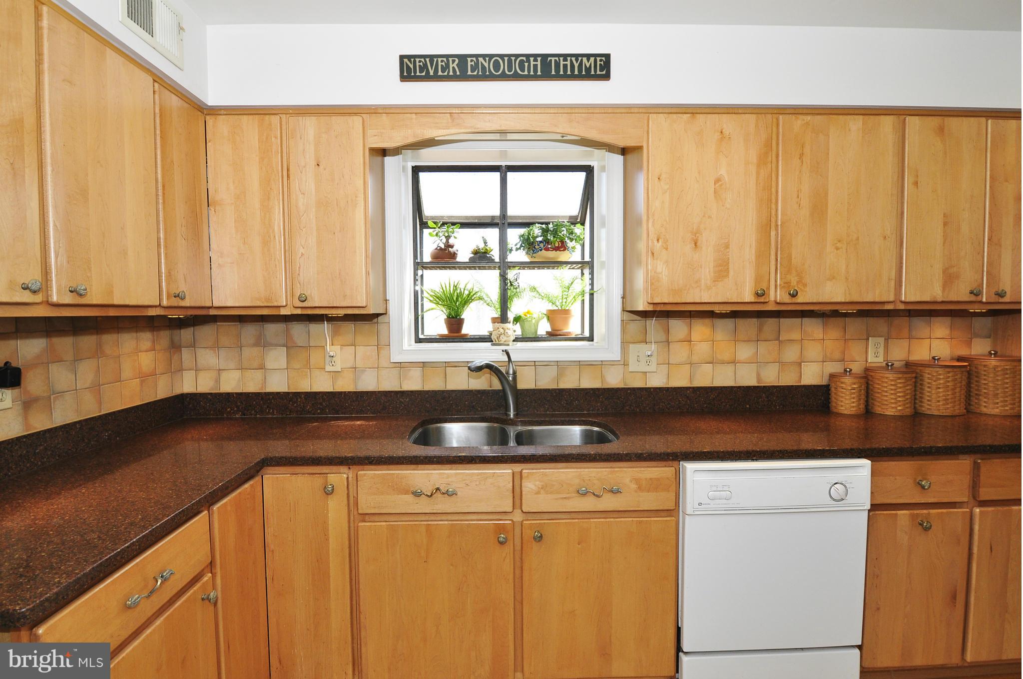 43271 Spinks Ferry Road Leesburg, VA 20176 - Photo 5 of 30 Kitchen w/garden window, tile backsplash