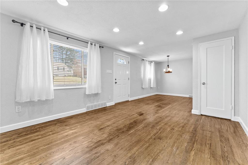 242 Castle Road Pittsburgh, PA 15234 - Photo 6 of 39 Gallery Image 6