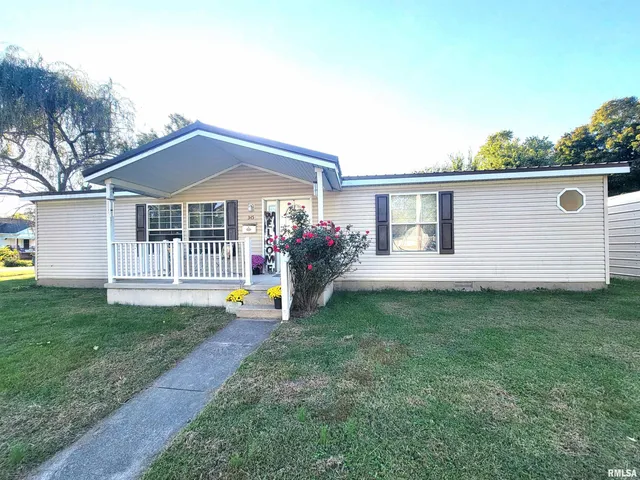 $90,000 | 345 Flora Avenue, Flora, IL 62839