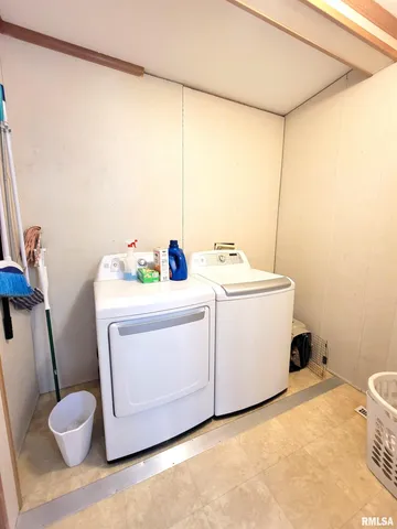 $90,000 | 345 Flora Avenue, Flora, IL 62839