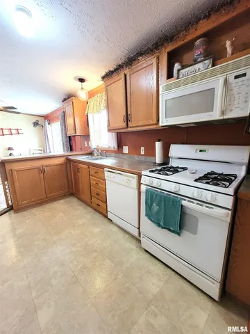 $90,000 | 345 Flora Avenue, Flora, IL 62839